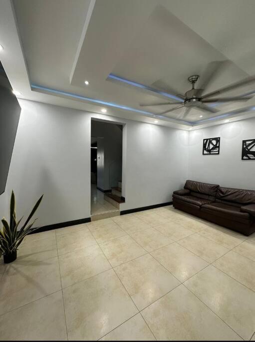 The Jewel Apartment Кингстън Екстериор снимка