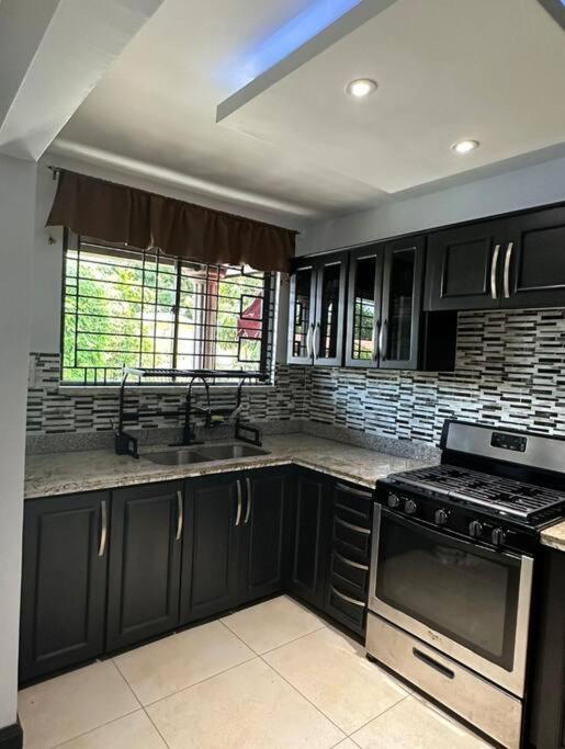 The Jewel Apartment Кингстън Екстериор снимка