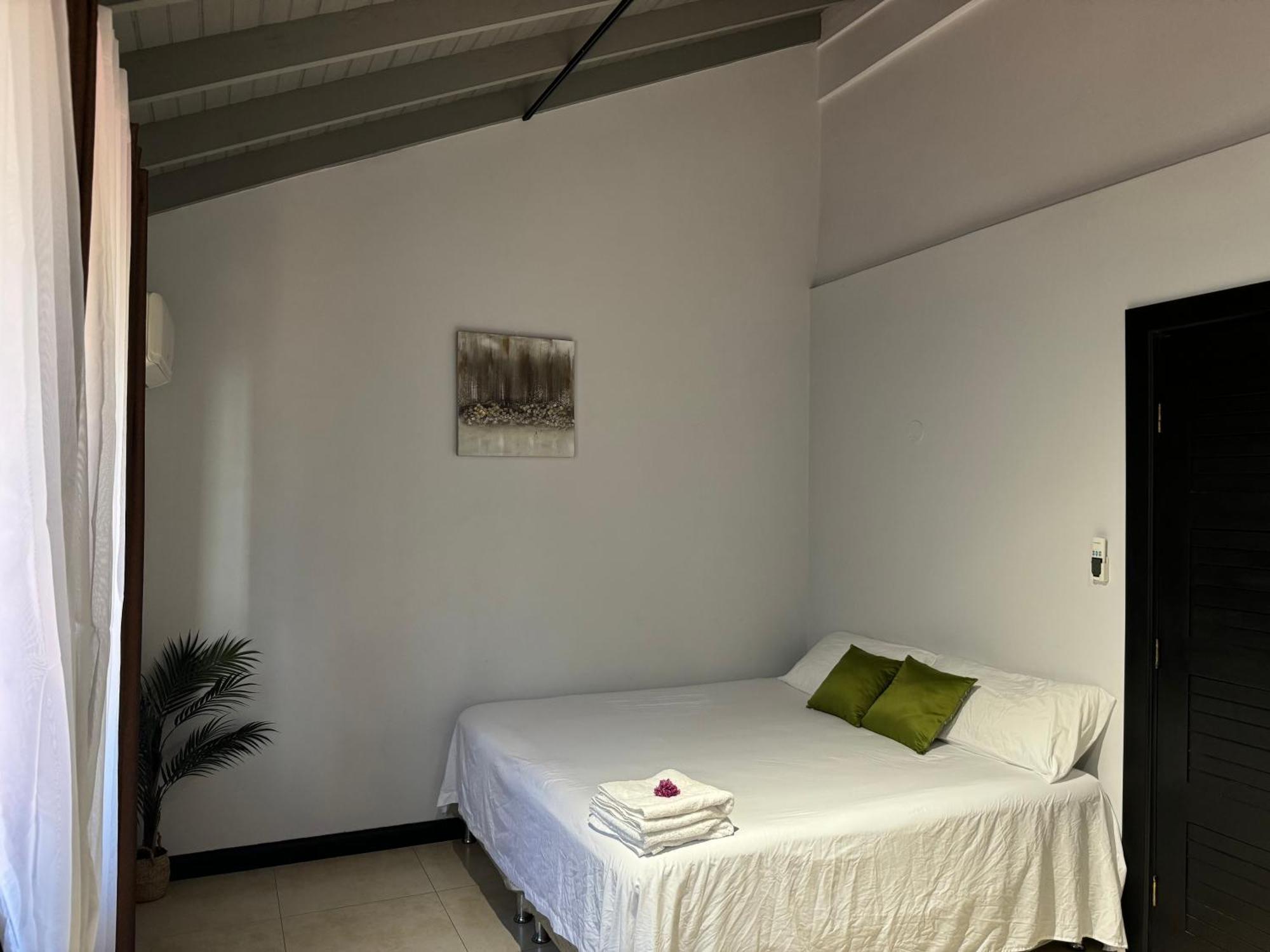 The Jewel Apartment Кингстън Екстериор снимка