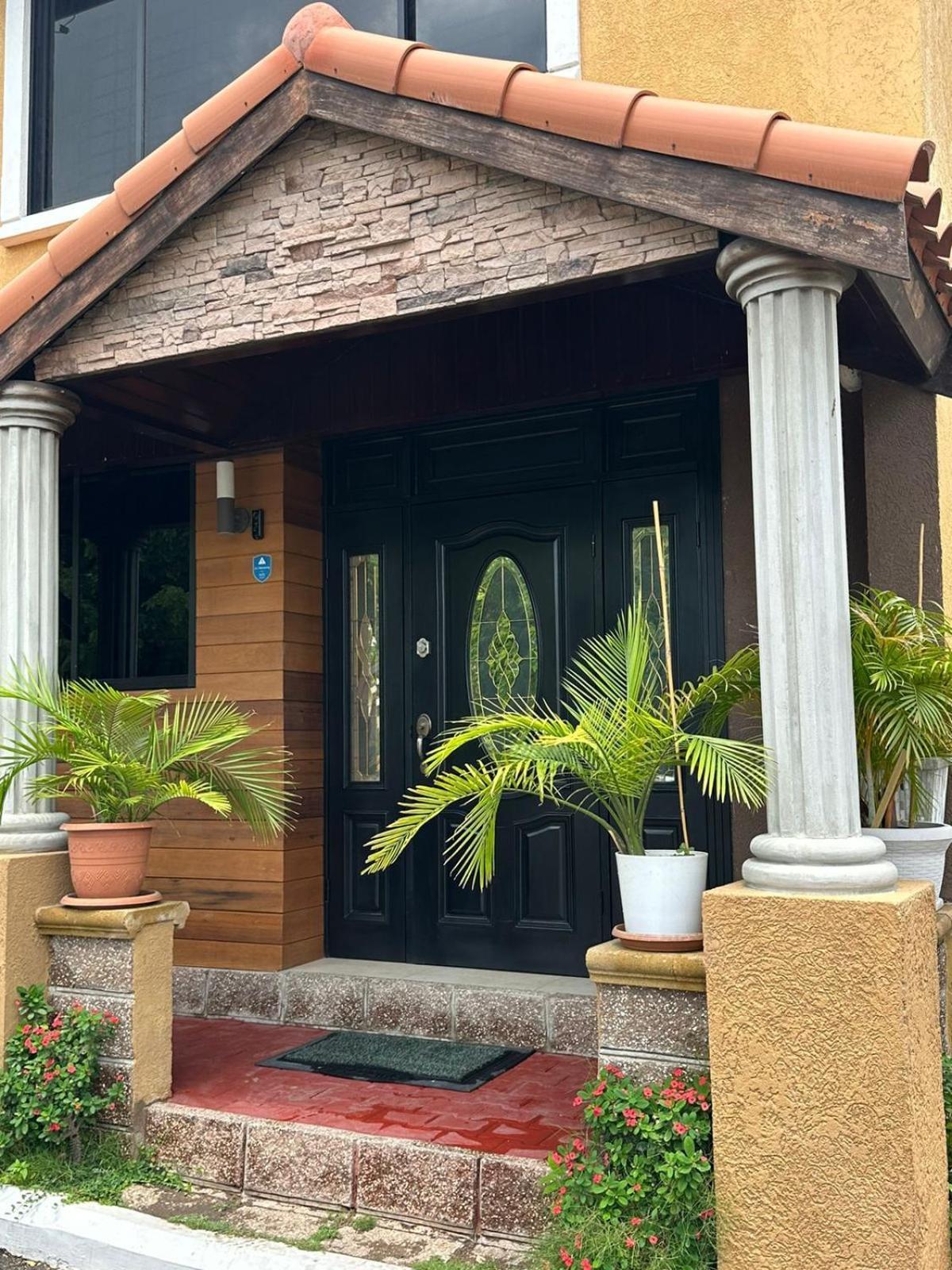 The Jewel Apartment Кингстън Екстериор снимка