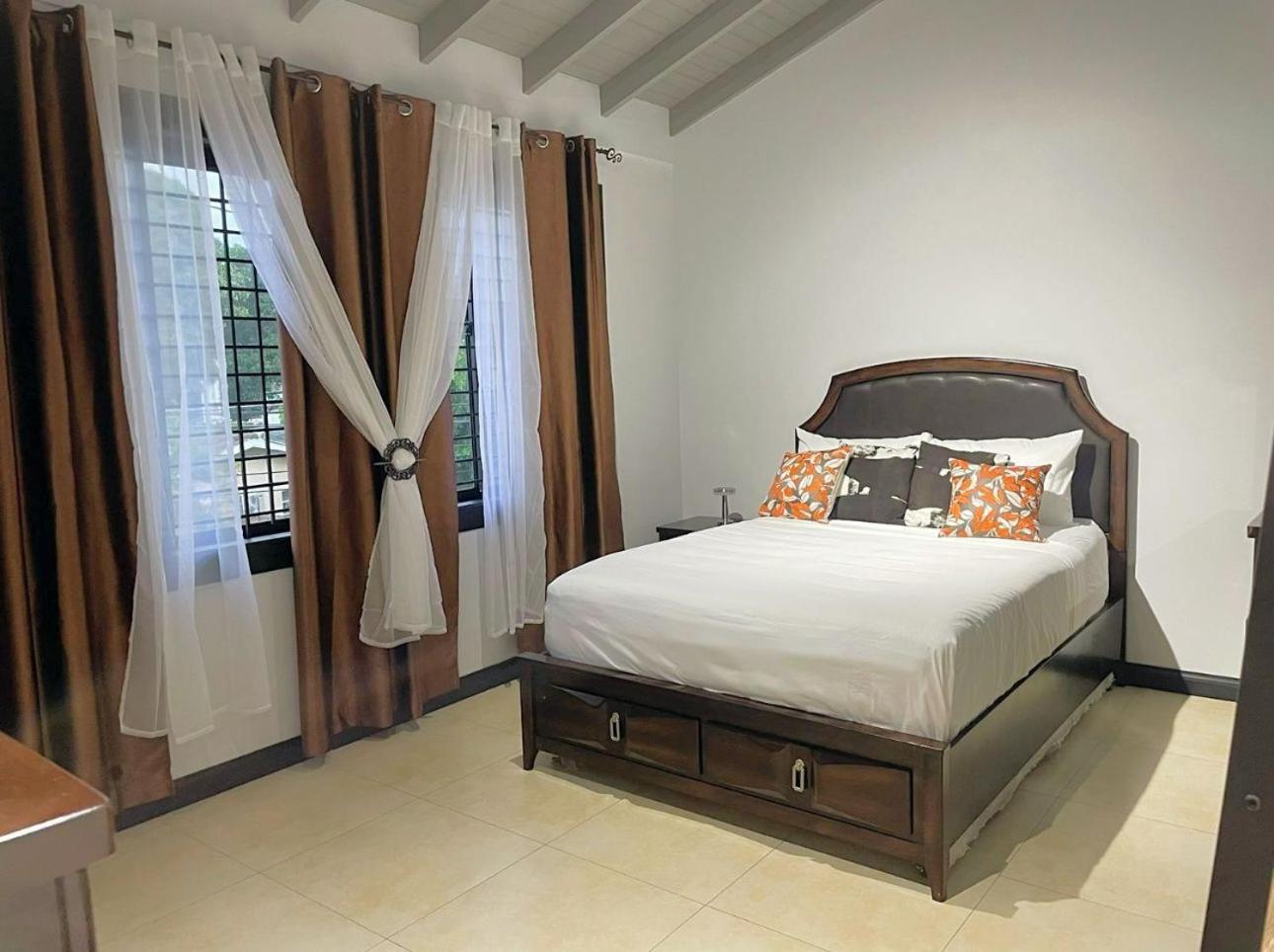 The Jewel Apartment Кингстън Екстериор снимка